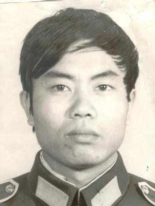 1987年，一缉毒民警，以回族老板身份打入毒贩内部，吃饭时，毒贩突然夹起一块猪肉