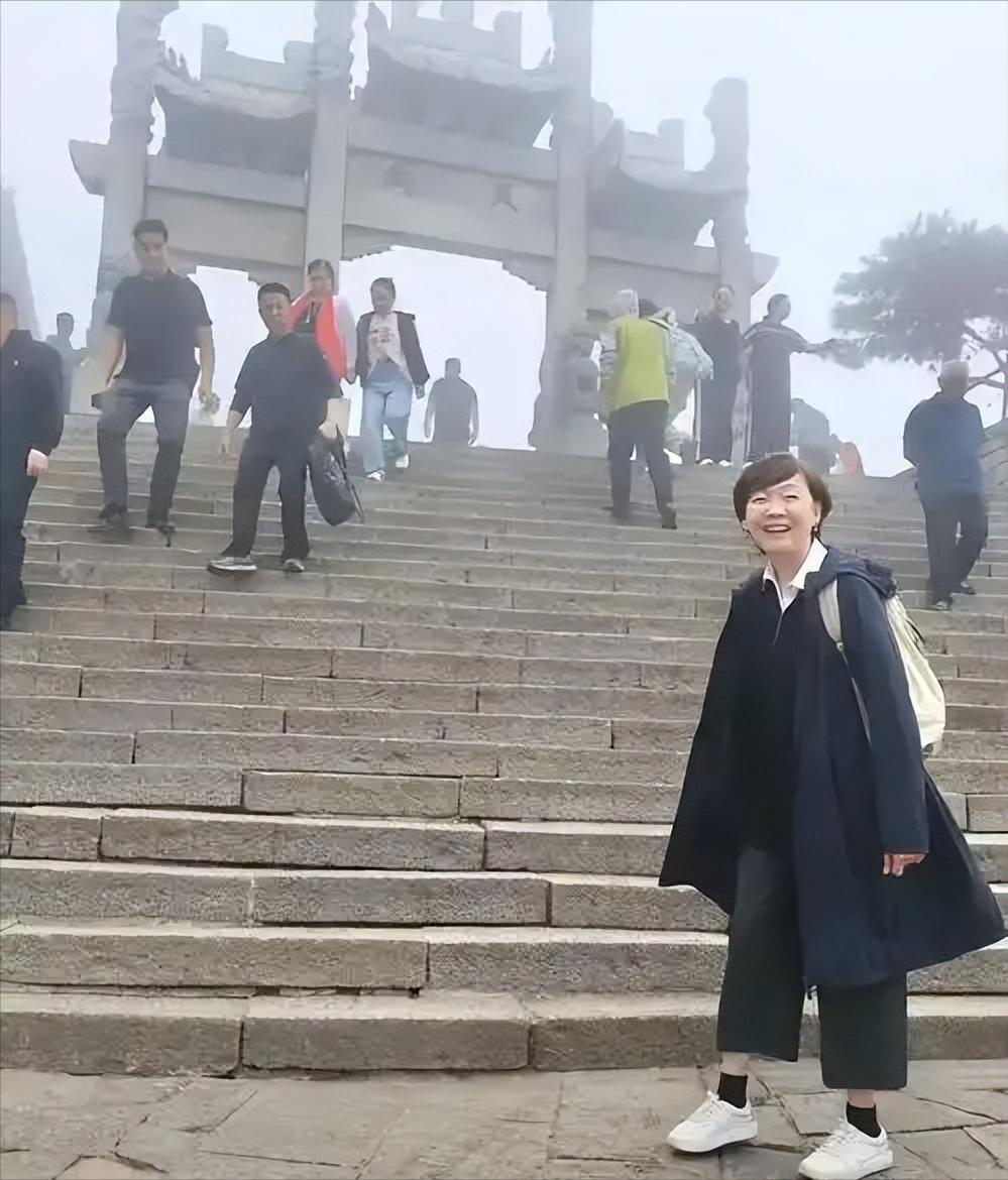 安倍晋三的老婆安倍昭惠，在他死后，直接开启了“环球旅行模式”。嘴上喊着“公益文化