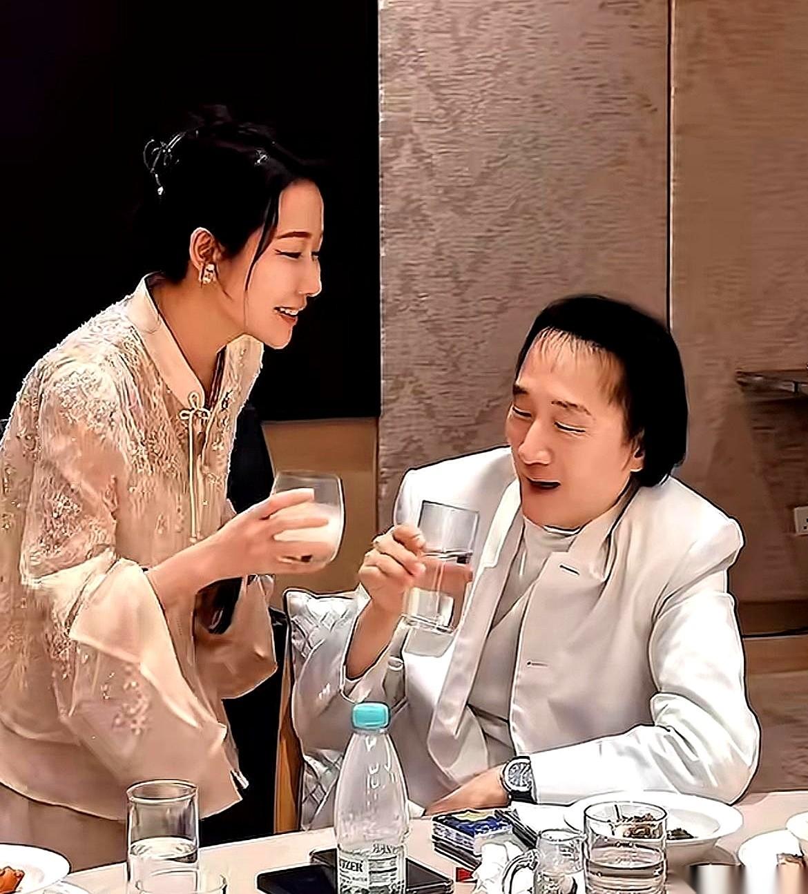 一条鱼吃掉几万块。陪在一旁笑脸相迎的，是东南亚手握私人码头、有头有脸的亿万侨领