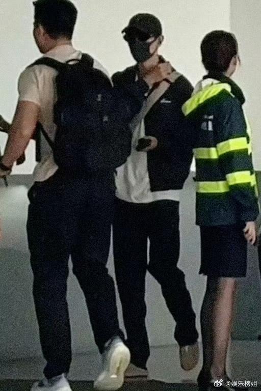 肖战澳门出发：墨镜棒球帽的清晨，藏着下一次见面的期待今早澳门的风还带着凉意