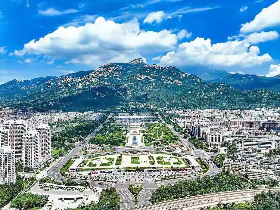 泰山应该是国内重量级名山中距离市区最近、交通最便利的一座了吧？还有谁？几乎就