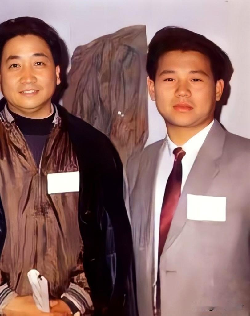 这是郭德纲在北京参加比赛时与姜昆的一张留影老照片，拍摄于上世纪九十年代初。彼时的