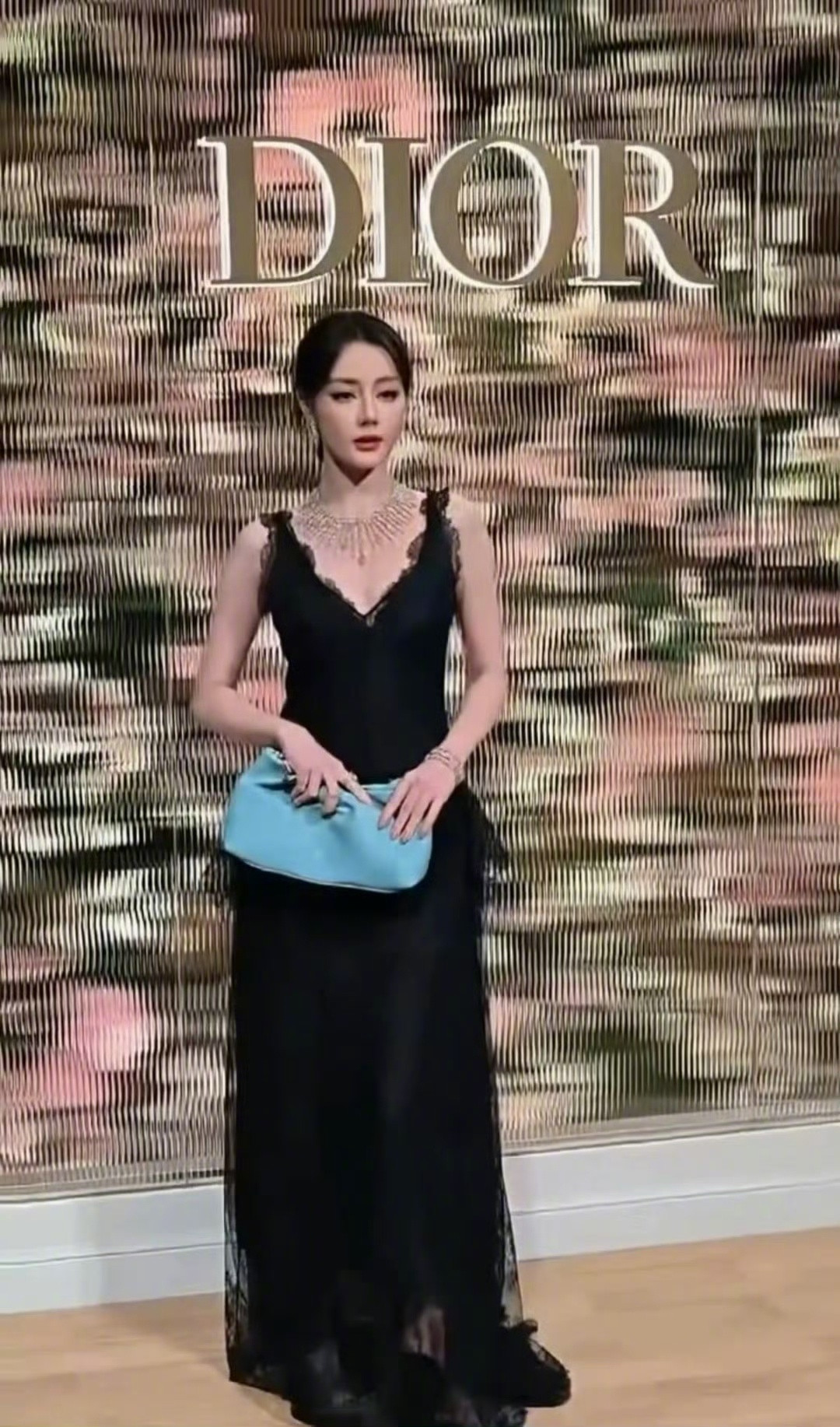 迪丽热巴和王楚然有种黑白双生玫瑰的感觉两位美女一明一暗两种造型有点好品，可以dr