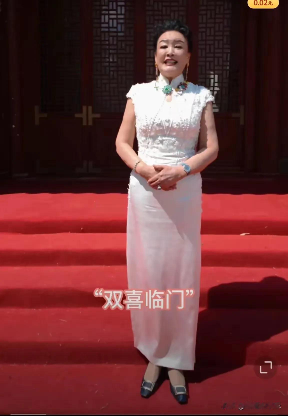 刚刷到张兰在儿子婚礼上的致辞，真的太感人了！婚礼开始前，张兰穿着素雅的白旗袍站在