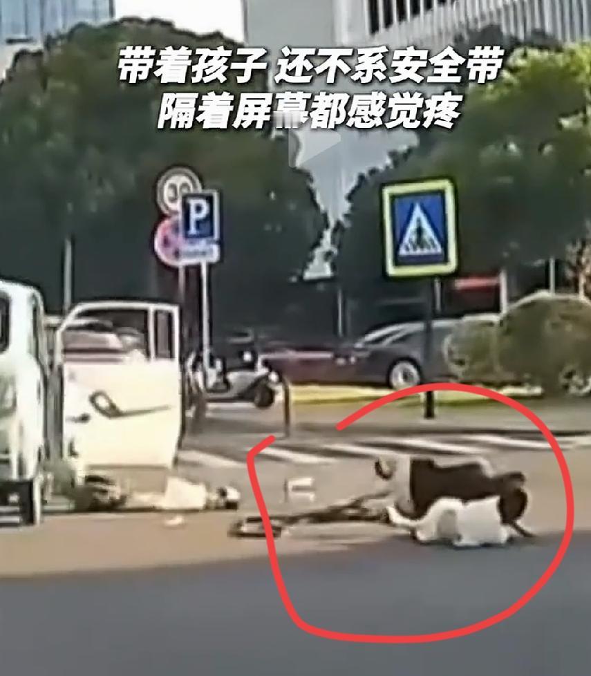 江苏老头乐撞小车母子俩被甩出。没有红绿灯十字路口，老头乐车门都没关紧，直接撞到