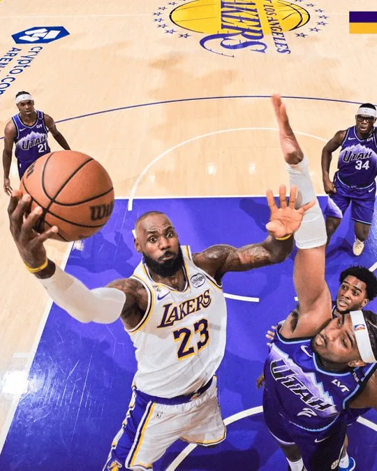 湖人主教练JJ-雷迪克在球队训练后接受了记者采访，谈到了球队战术：“我认为对