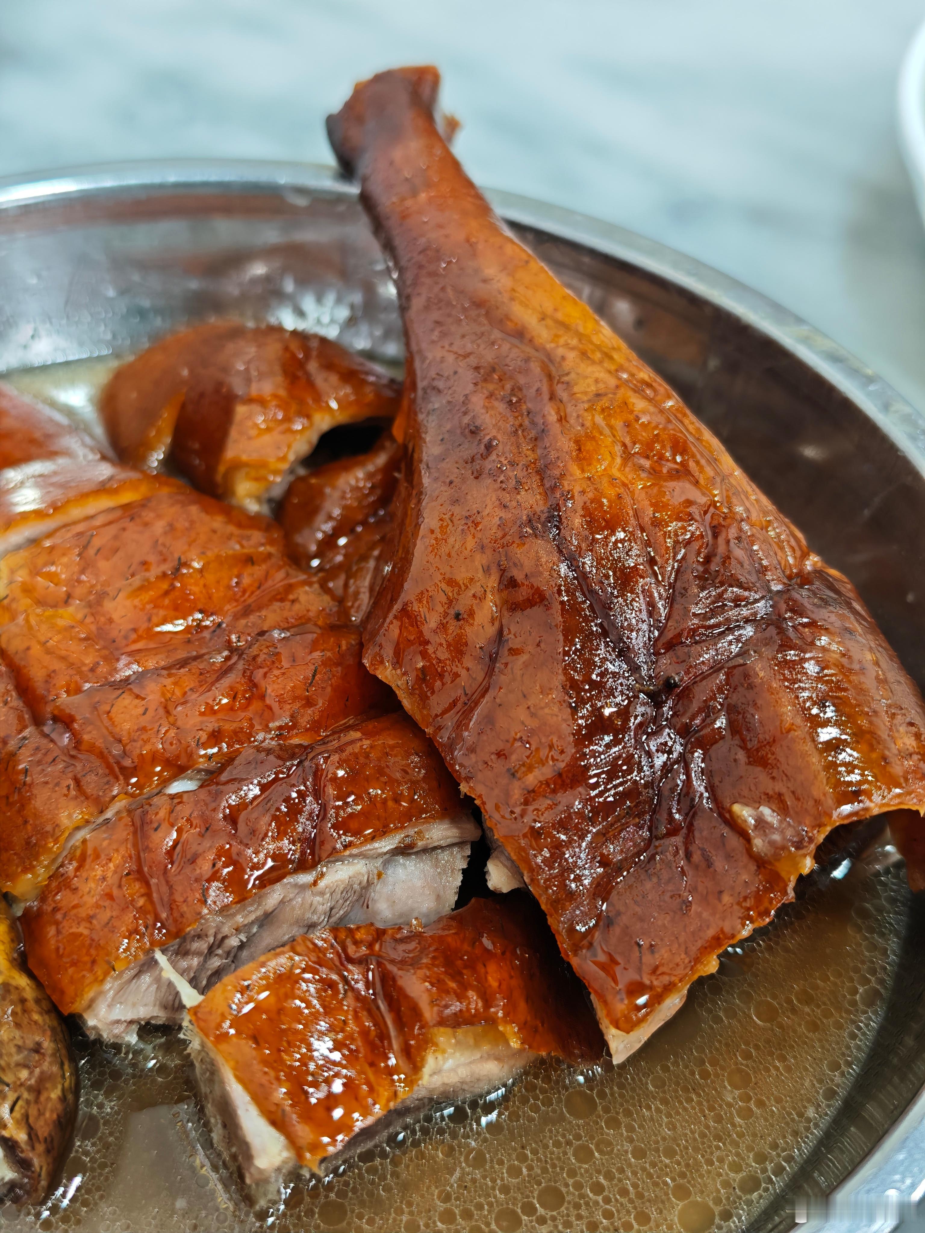 闪现顺德！在鹅簋点了左腿不斩的下庄和卤三拼饭，一整个鹅腿啃起来太爽了。免费例汤是