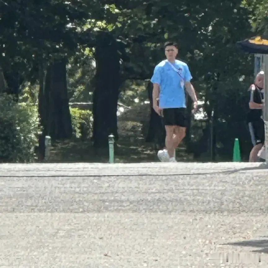 上海男篮薛思佳记者，去日本名古屋拍到了当地情况。他拍到了李弘权，还有球员住的临时住房。薛记者的微博给