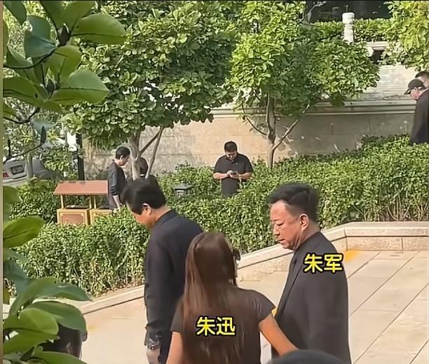 敬一丹的人缘有多好，今天告别仪式，半个央视的都过来了。敬一丹告别仪式在北京八宝