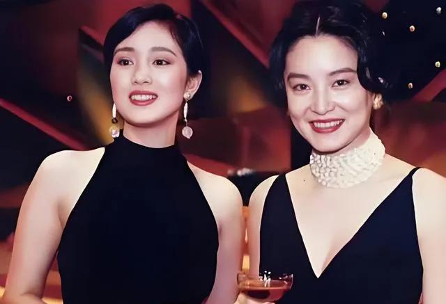 不愧是巩皇，强如林青霞都被直接秒掉。一张娱乐圈最重量级的合影，巩俐和林青霞。
