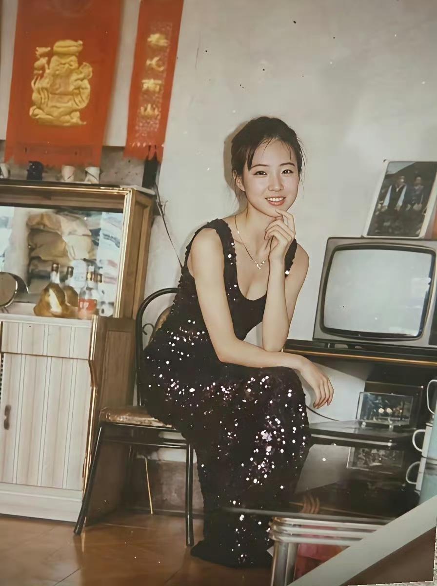 1996年买的吊带裙，当时只敢在家穿