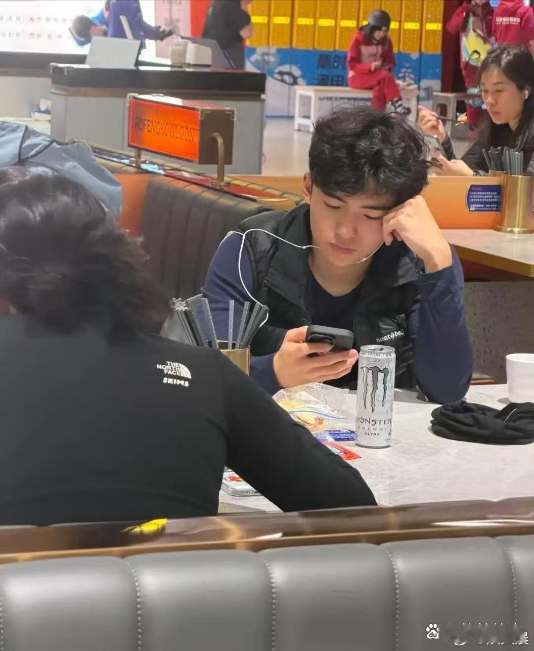 谢霆锋大儿子在深圳被偶遇！浓眉大眼颜值出众，完美继承张柏芝与谢霆锋的好基因，在人