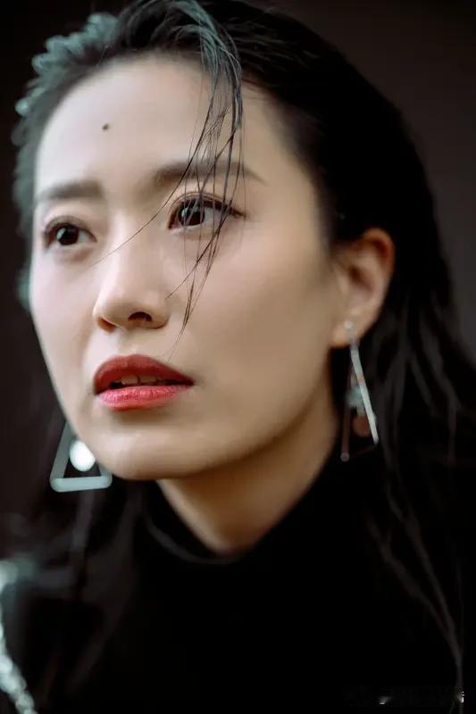 那英直播时忘关麦，吐槽冉莹颖“败家”，几个主持人咋拦都拦不住。这可是那英嘴替名