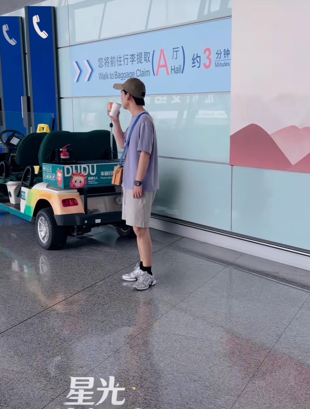离远看，整个都瘦了，确实是精神了不少！但是客观上来说确实变帅，但总感觉少了点之