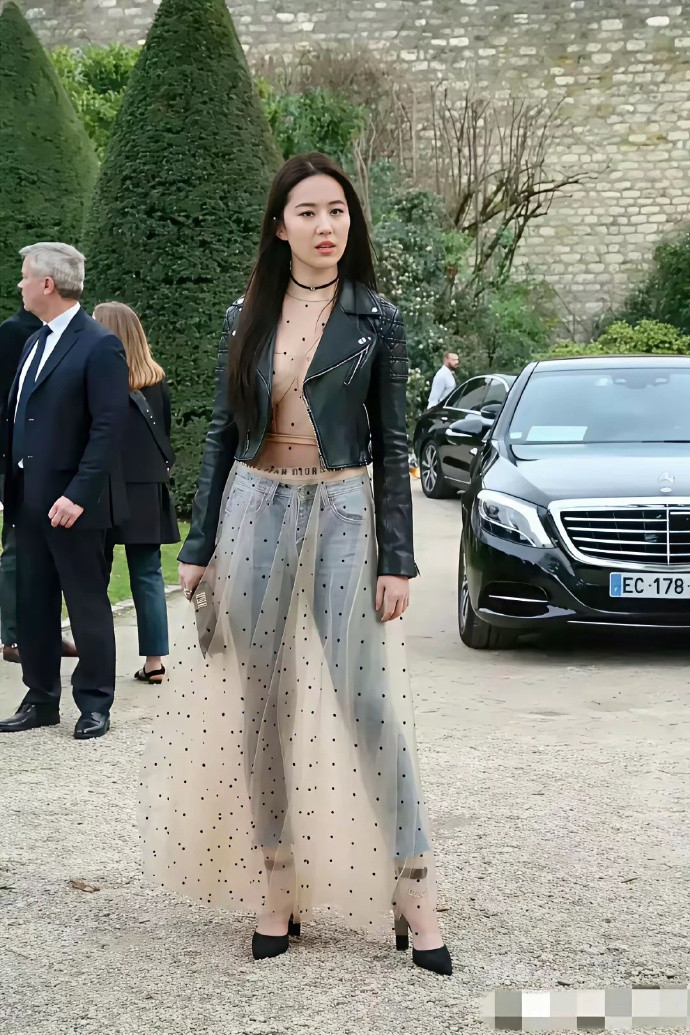 刘亦菲这气质真的没有谁了？穿的这么不起眼的一身衣服还穿出来了明星的气质。