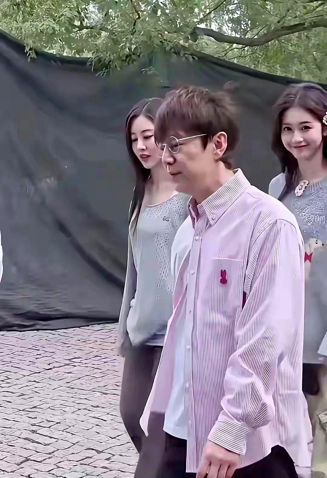 何老师，现在背也驼了……真的，最近看他主持，那个背部线条，再也不是记忆里笔挺