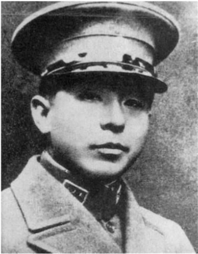 1975年4月，蒋介石躺在病床上，气若游丝。他突然抬眼看向宋美龄，艰难地开口：“