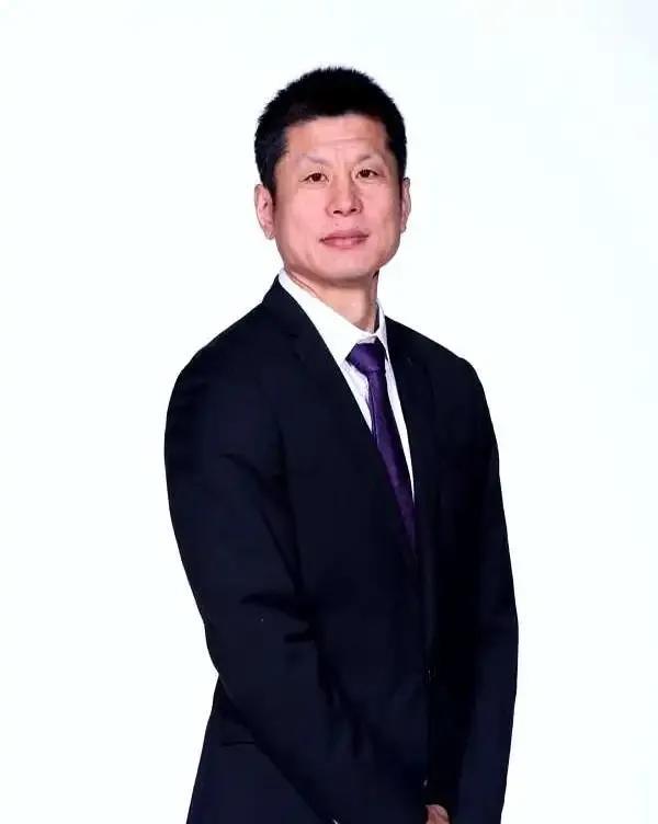 鞠维松带领山东高速U21男篮挑战辽宁青年男篮，比赛中发生缠斗，鞠维梦见状冲进场地
