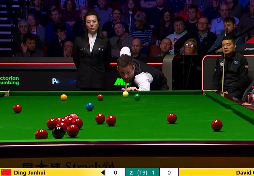 独此一份，丁俊晖比赛的裁判是中国的。在国际体育比赛中，裁判员执法要回避本国运动