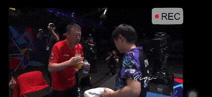 我说莎莎对金娜英怎么打得那么吃力呢，原来今天莎莎都是懵着打球的。马琳在局间和