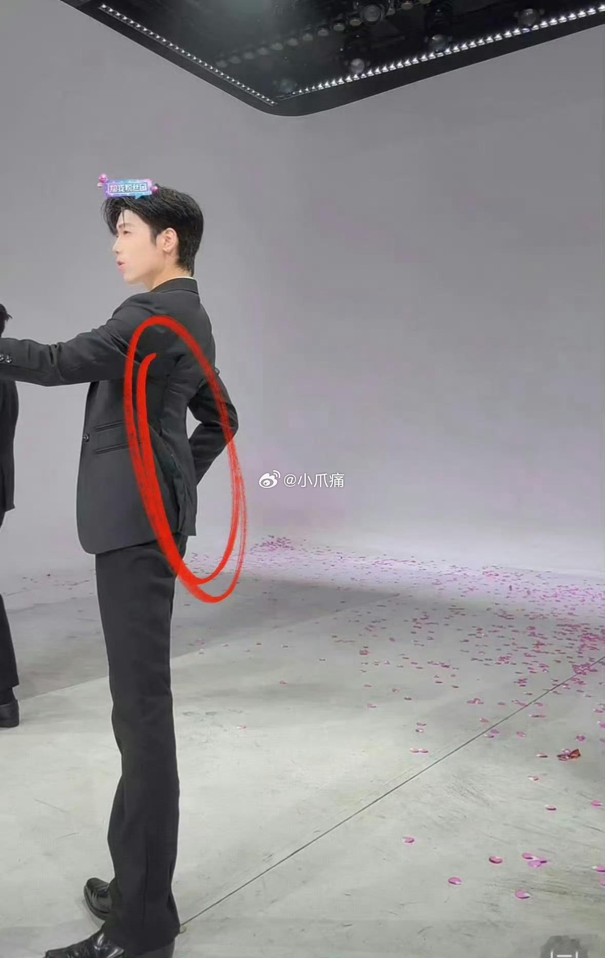 团播对身材要求这么严格吗？这西装缝小这么多，主播本人该有多瘦啊😳​​​
