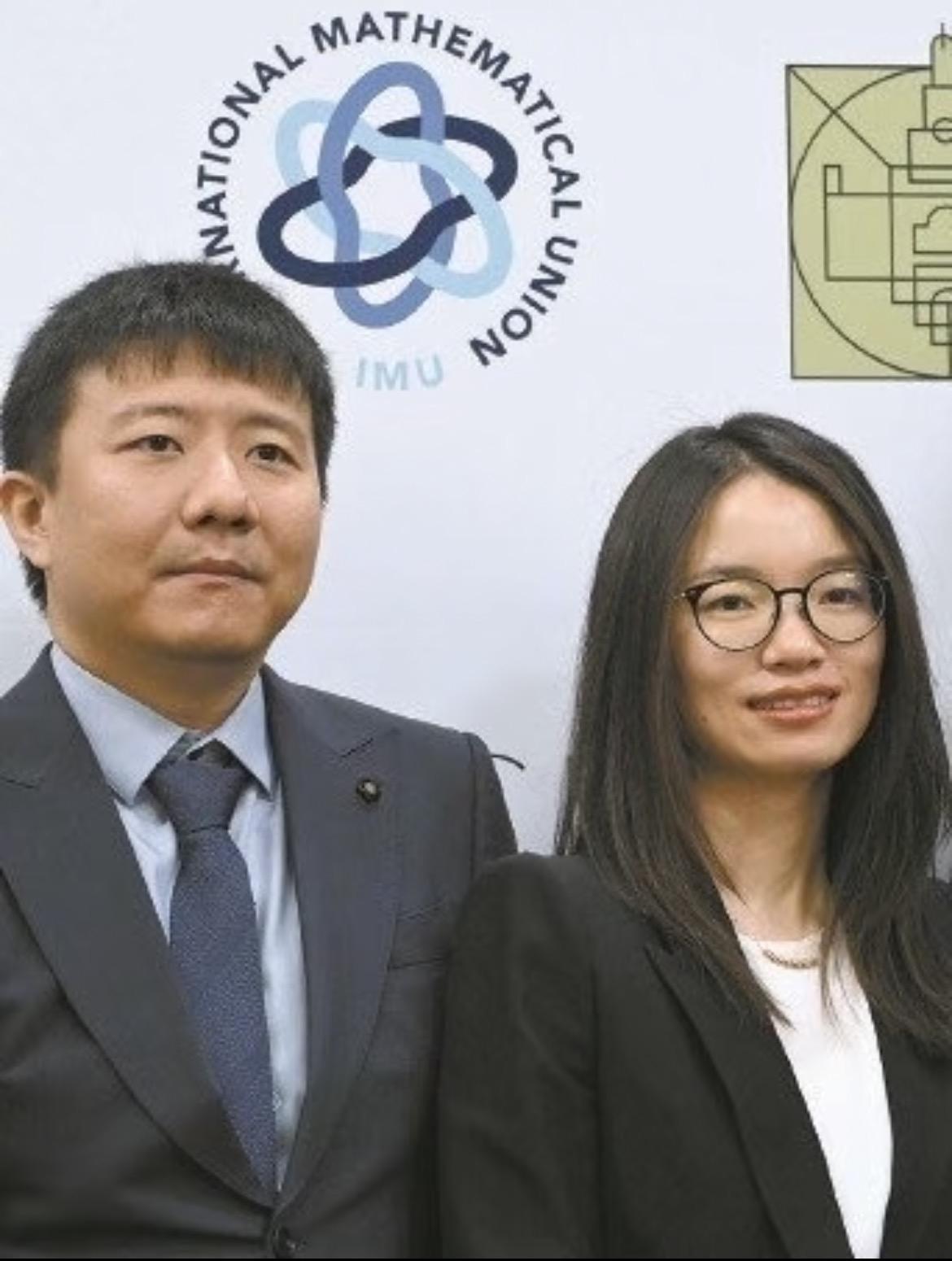 现在全网最尴尬的可能就是王虹和邓煜了回國任教不行，不回来任教也不行，因为网上