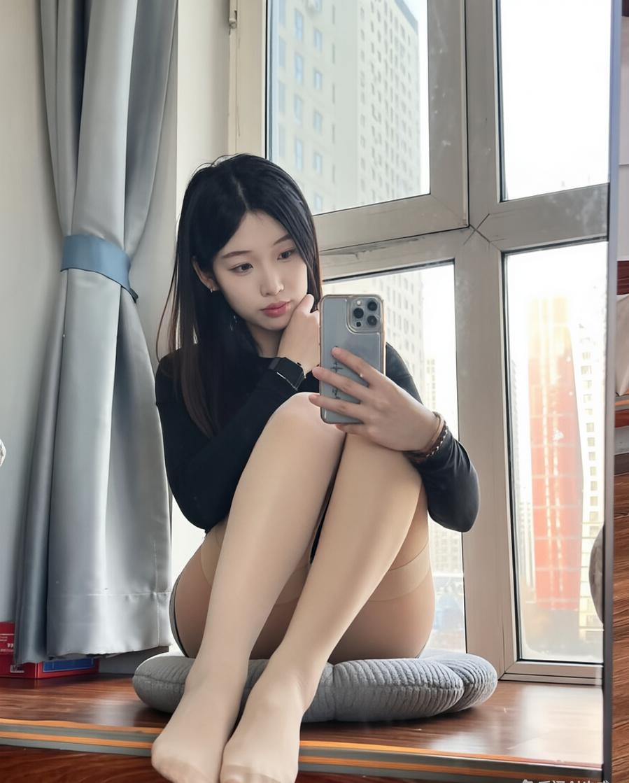 阳光晒在肉色丝袜上，暖乎乎的居家感，随手一拍都很松弛。
