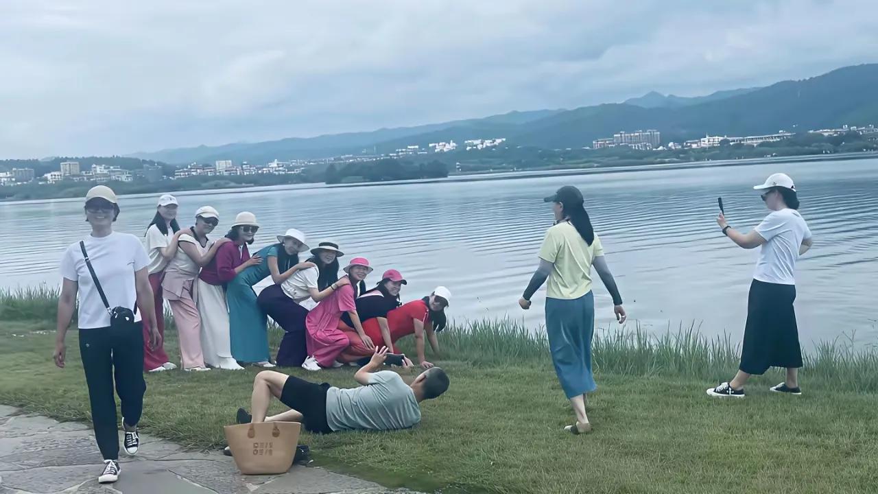 大妈们组团旅游，总爱带一两个大爷同行，后来我看出了其中的奥秘，大妈团中的大爷，那