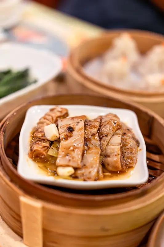 一顿饭付63张五块钱，不是穷，是广东人独有的浪漫！最近一段视频火了：一桌人吃