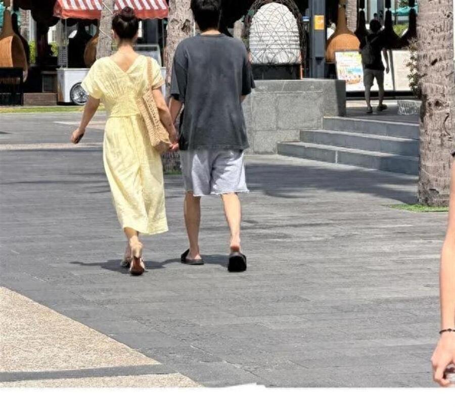 网友偶遇高圆圆赵又廷，高圆圆打扮精致背影都美，赵又廷像个路人