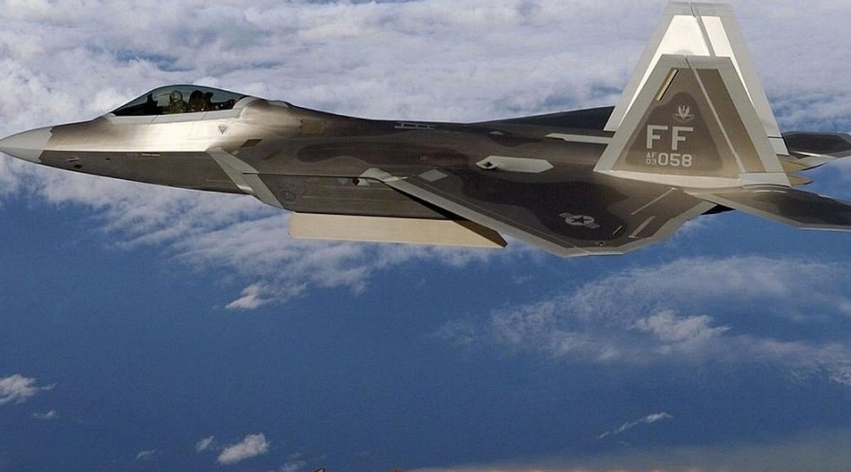 【F-22破格卖给日本，“懂王”究竟想做什么？】日前“懂王”和石破茂通话时突然