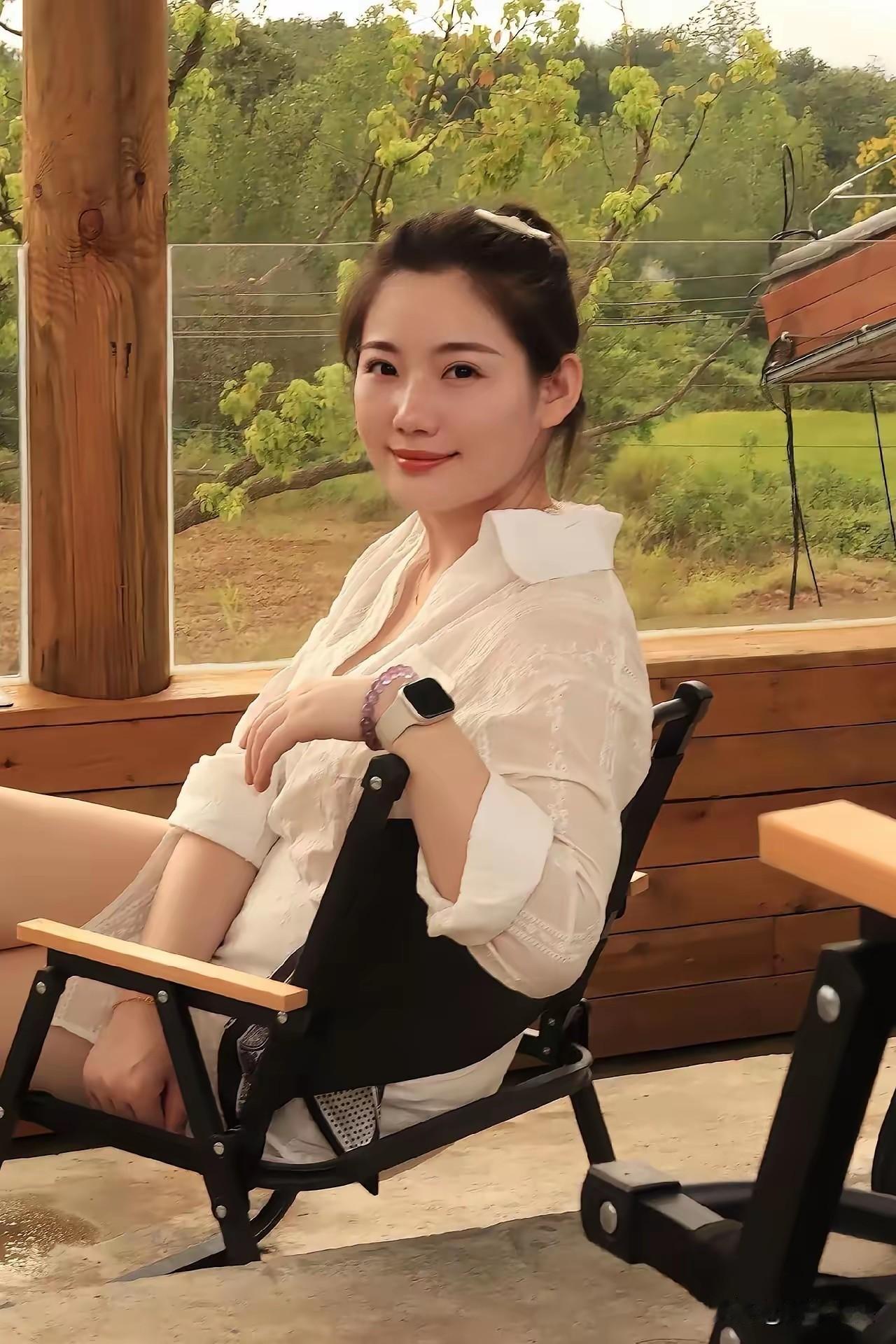 在阳光下的木屋，享受宁静的午后时光🌞🍃