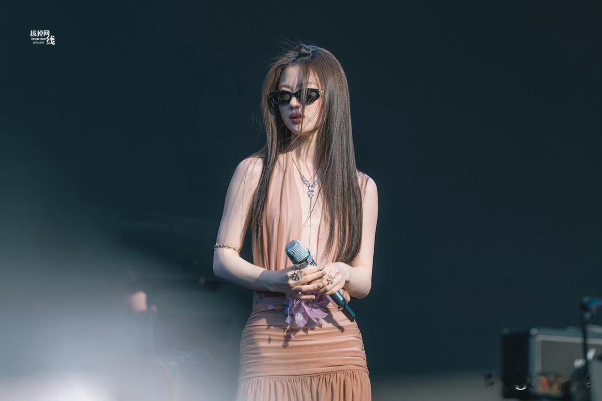 单依纯，这身材也太单薄了吧？单依纯的舞台照，浅棕透纱裙裹在身上，V领往下垂的