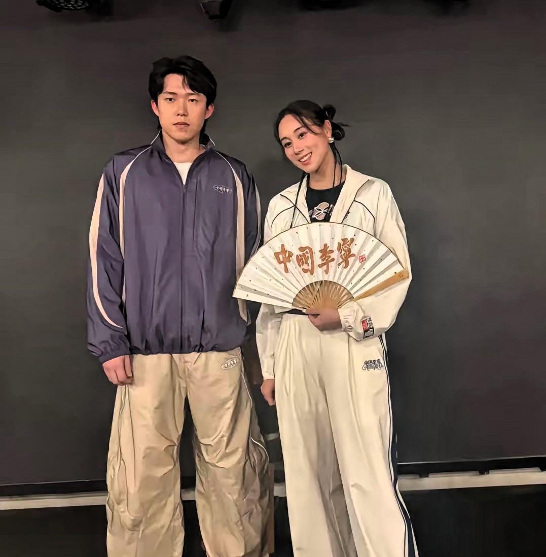 这两张照片越看越有意思[捂脸哭]那可是赌王最小的女儿，怎么跟根“木桩”照张相呢