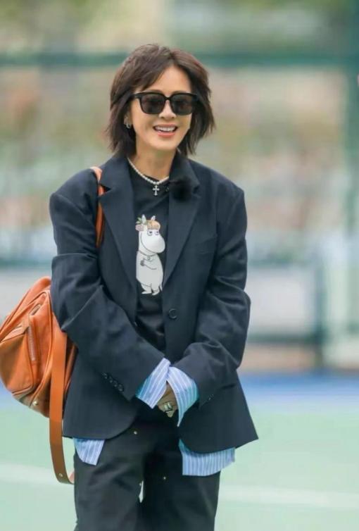 女明星年龄大了都喜欢剪短发，这样会显得头发丰盈一些。也喜欢戴墨镜，毕竟眼周容易有