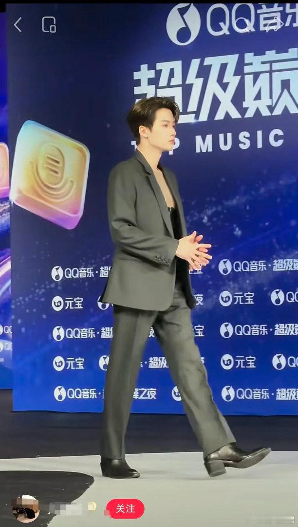 性张力没看到，看到踩高跷了