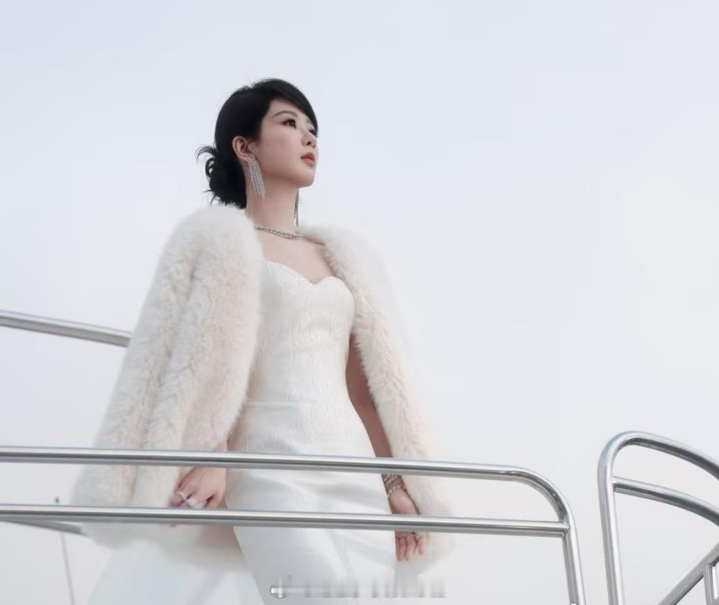 第一次见杨紫这种妆造，那种女大佬的气质出来了