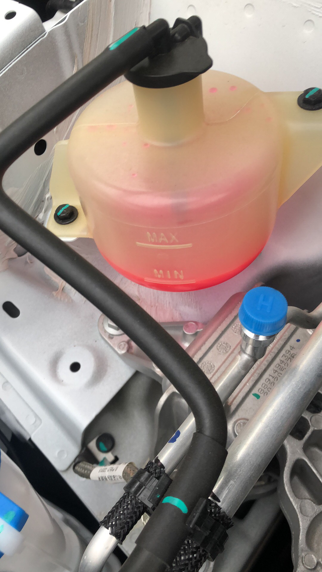 帝豪尊贵白新车提一个多月偶尔发现冷却液到最低了，平时正常开车，也没有其他操作，