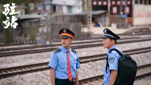 《驻站》常胜（郭京飞饰）被各种内耗淹没。这是男人的悲哀！更是社会的悲哀！家庭内