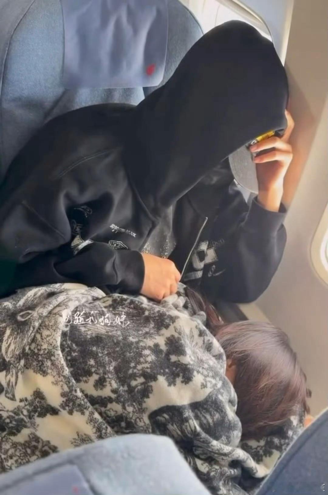 陈奕恒真的是在爱里长大的小孩……妈妈趴在陈奕恒身上睡觉​​​