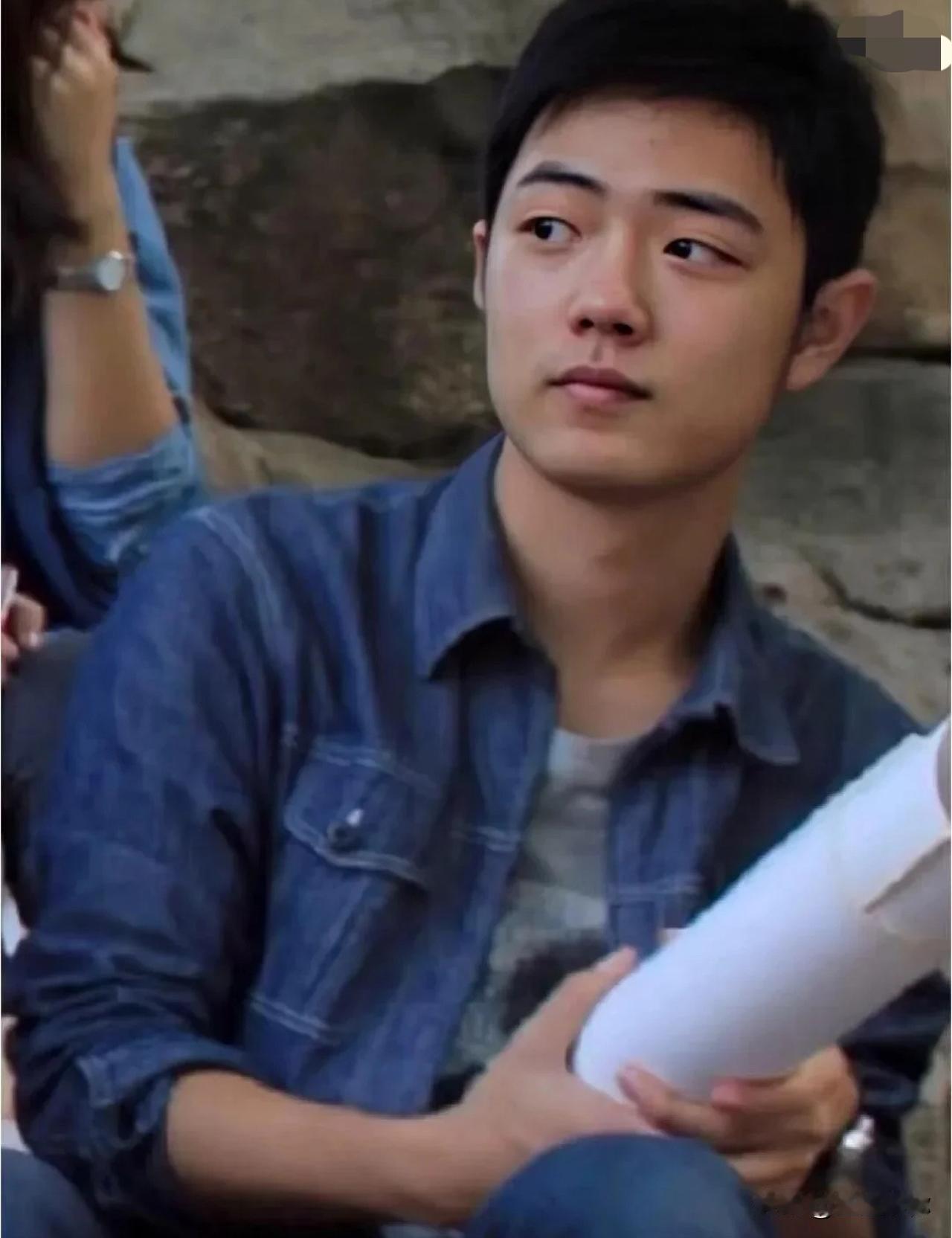 肖战变化确实挺大的但是也不像整容。没必要扯他的颜值，说句最实在的，他在学校的