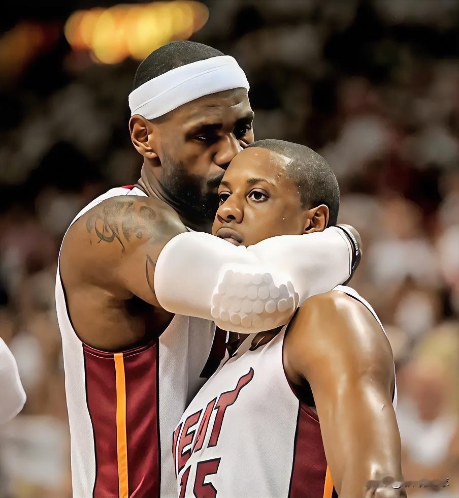 热火名宿查莫斯真敢说啊！丝毫不怕得罪好兄弟詹姆斯。近日，前NBA球员查莫斯
