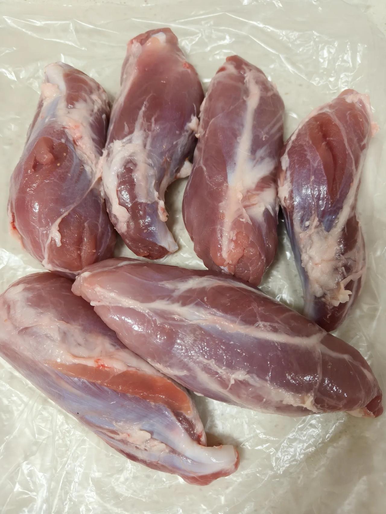 不知道是哪个部位的肉，本来是给狗狗买的，发现很多筋膜，弄掉太麻烦了，干脆卤了炒菜