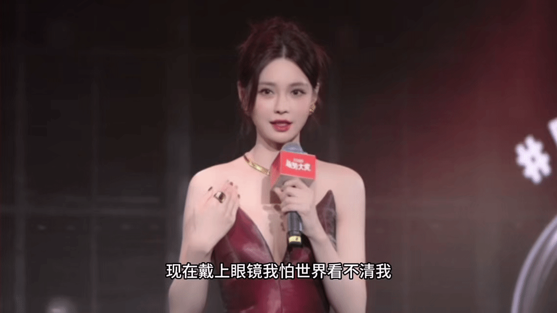 沈梦辰戴眼镜长裙出席活动结束后出来下楼梯摔了，直接膝盖跪在地上……看着都疼啊啊又