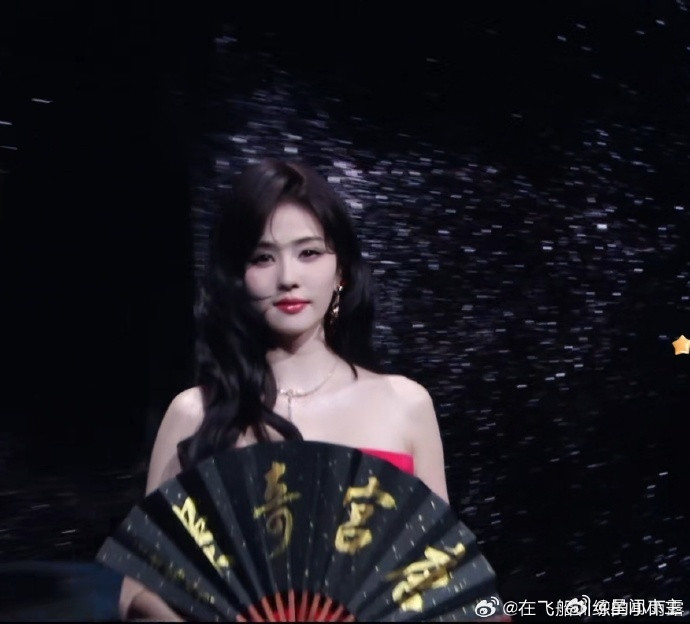 白鹿红毯签名李佩仪内娱宣发天花板白鹿来了签名墙写下李佩仪，爱心点缀满是心意