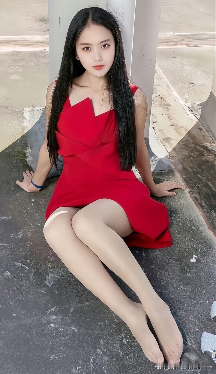 红衣美人倚柱坐，风姿绰约似画中。女性人像摄影作品如何有高级感?