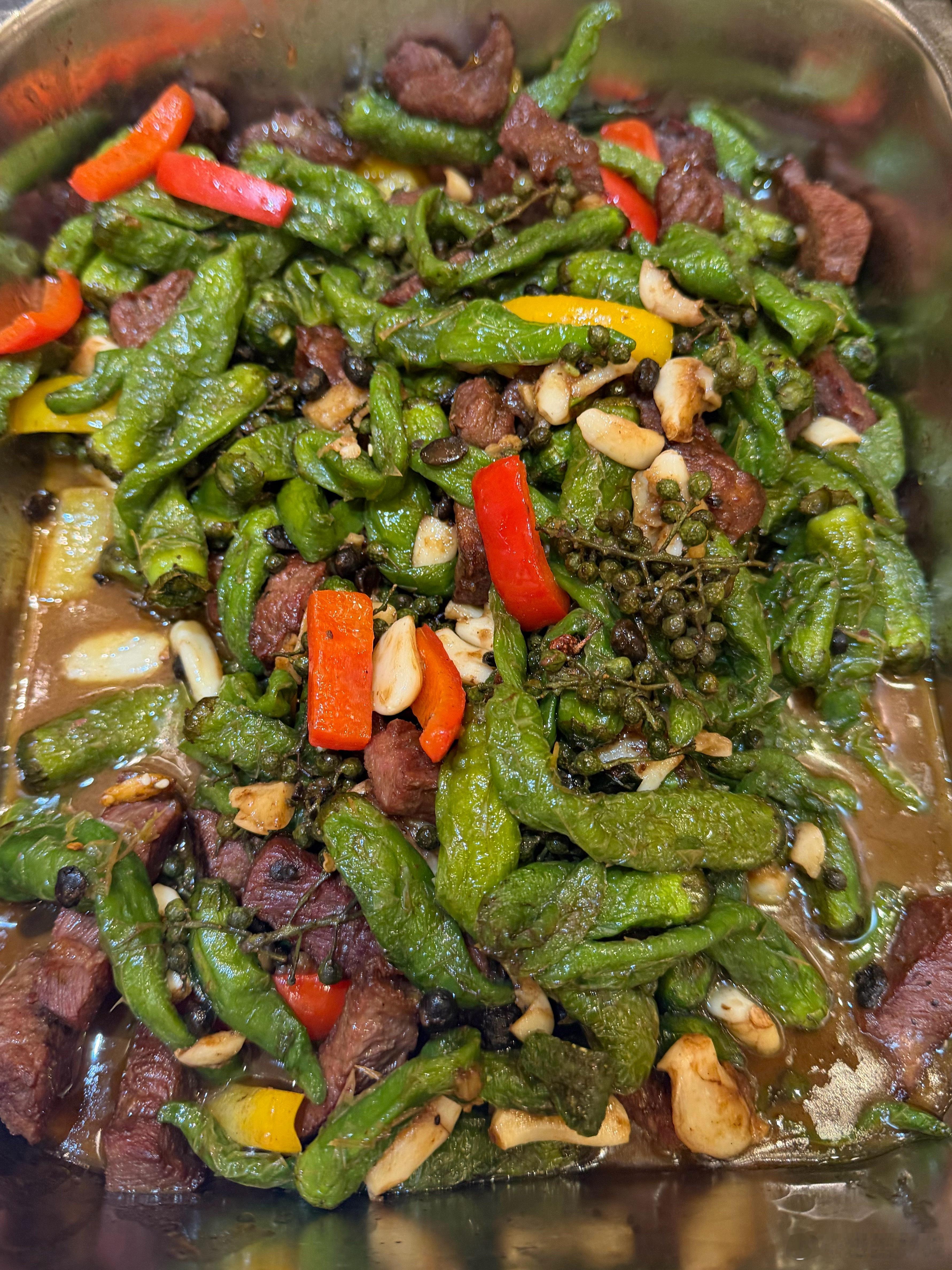 来重庆，自助餐厅里这个菜，由于没看清，我第一眼以为是豆角。夹了好多，仔细一看原来