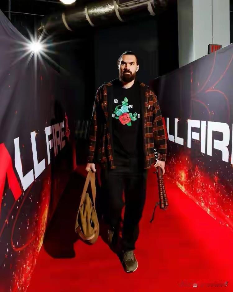 火箭真是赚大发了！最近火箭队记BenDuBose在节目中聊到了因伤赛季报销的史