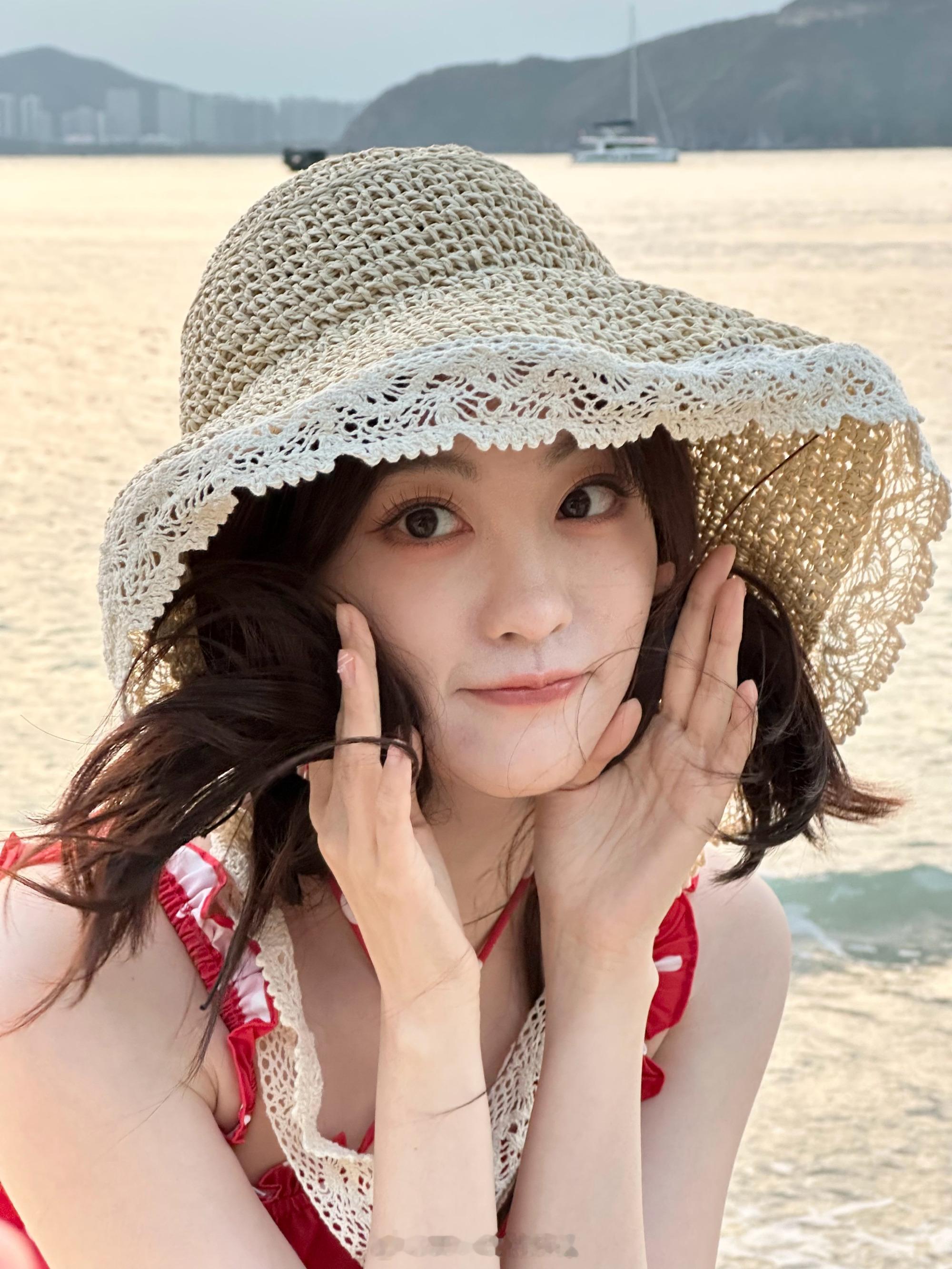 祝绪丹海滩甜美穿搭