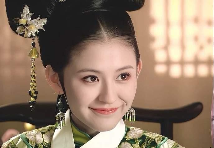 重刷《甄嬛传》才顿悟，叶澜依真正的“免死金牌”，不是皇帝的宠，而是她的“三无”：